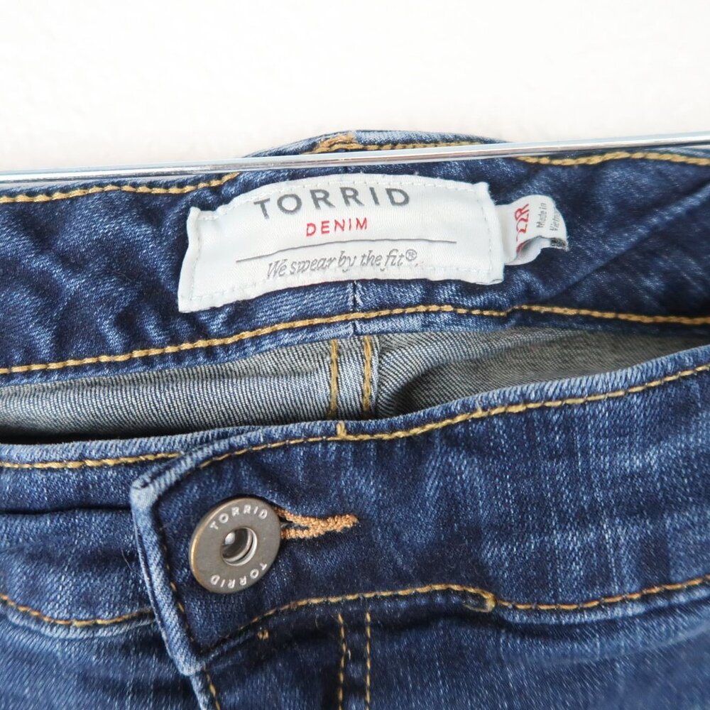 Torrid 22R Relaxed Fit Bootcut Dark Wash Denim Jeans Plus Size 32" Inseam - Picture 2 of 5